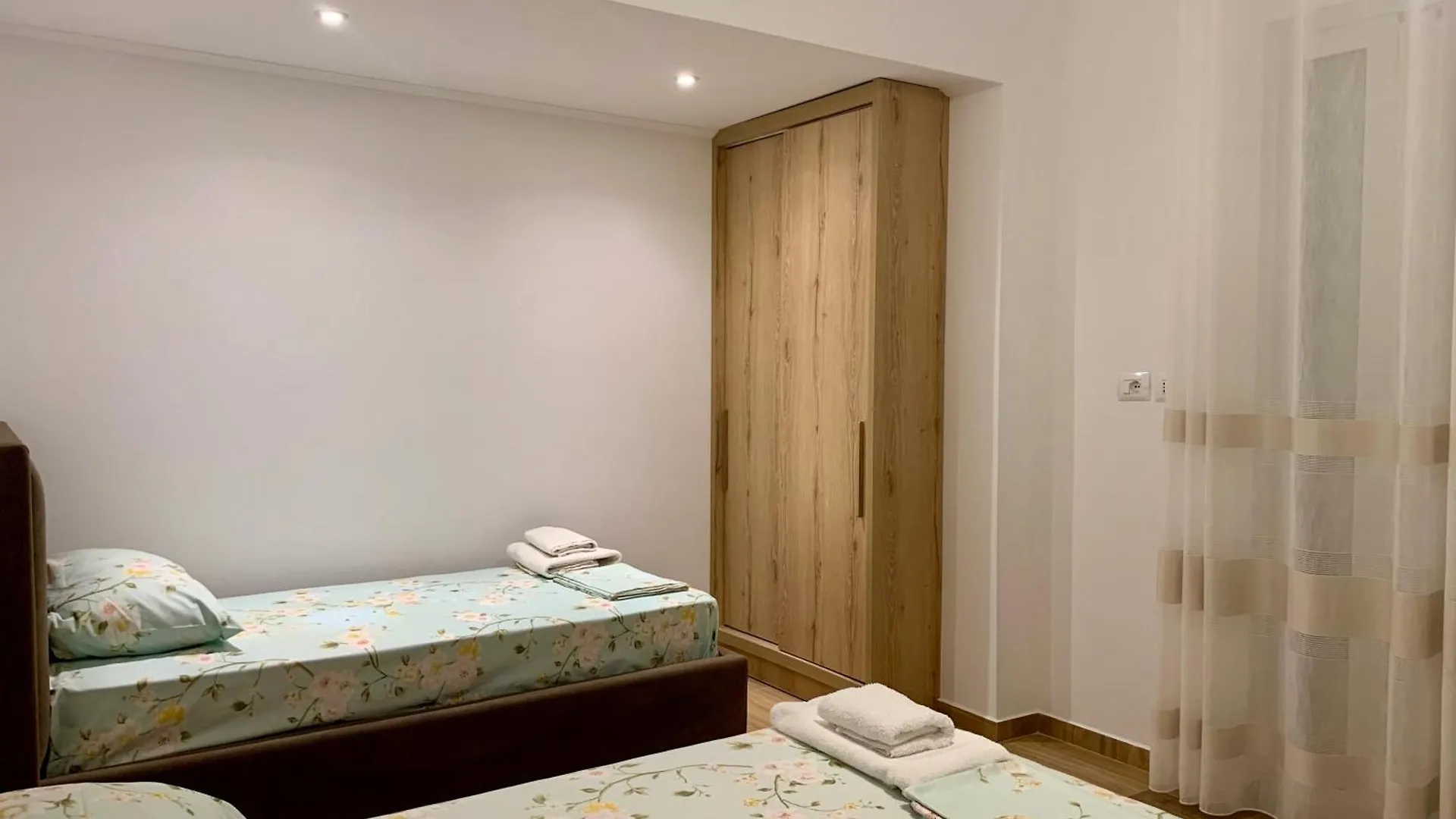 Maxus Apts Sarandë 0*,